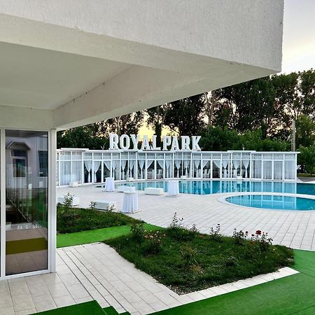فندق Royal Park Complex Bascov المظهر الخارجي الصورة