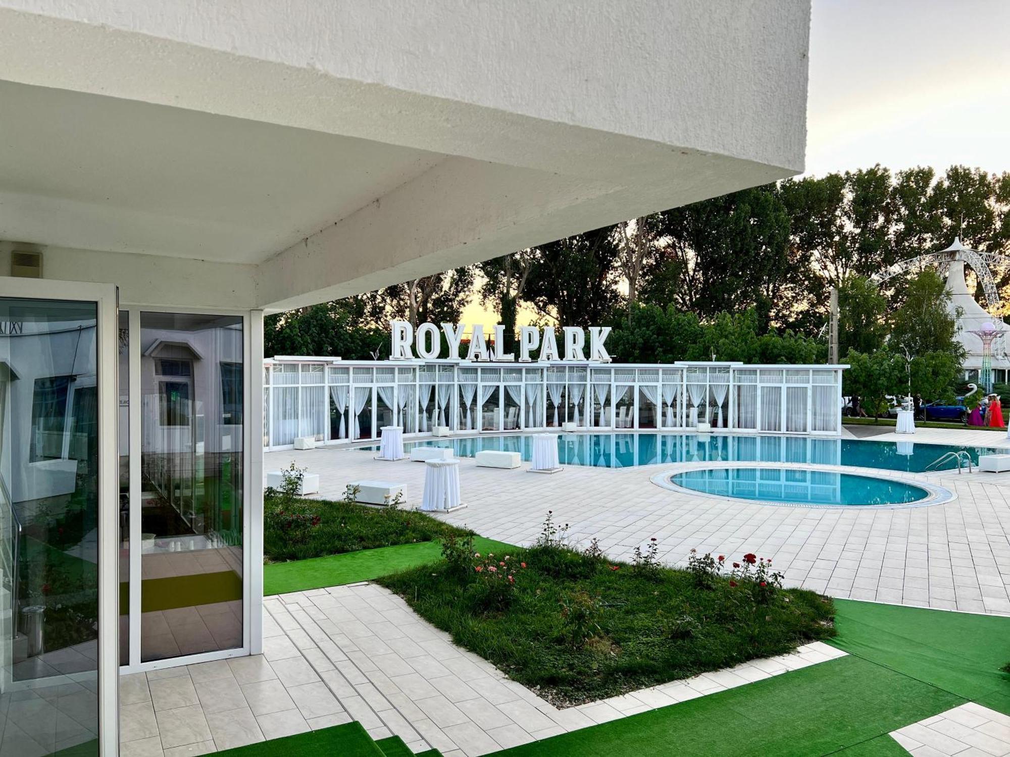 فندق Royal Park Complex Bascov المظهر الخارجي الصورة